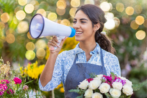 Una florista haciendo publicidad de su negocio